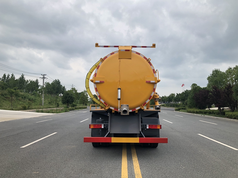 东风天龙20方吸污车